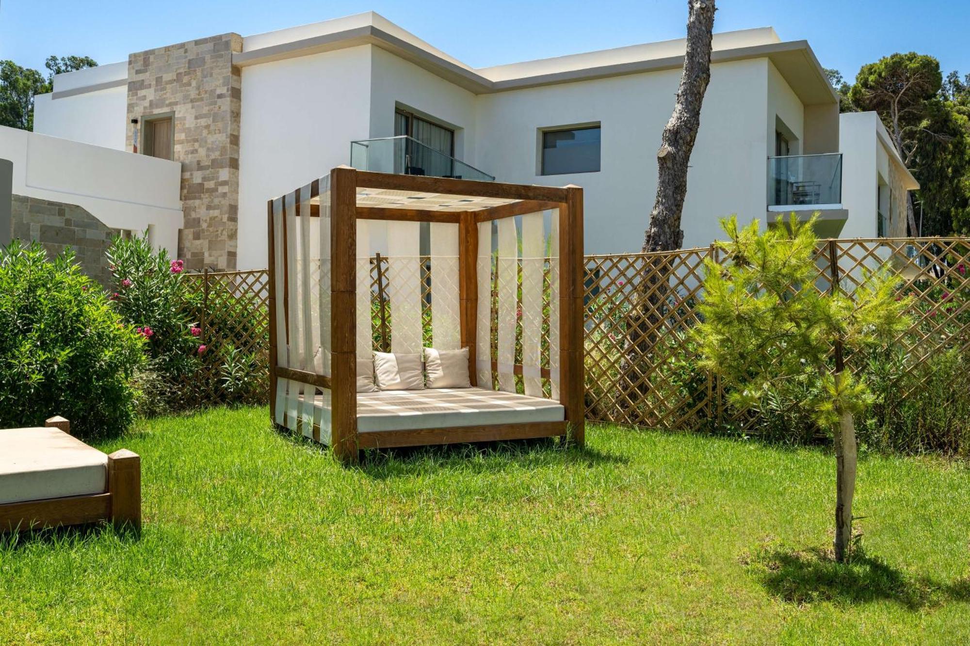 Radisson Blu Resort Al Hoceïma Zewnętrze zdjęcie A pergola in a garden